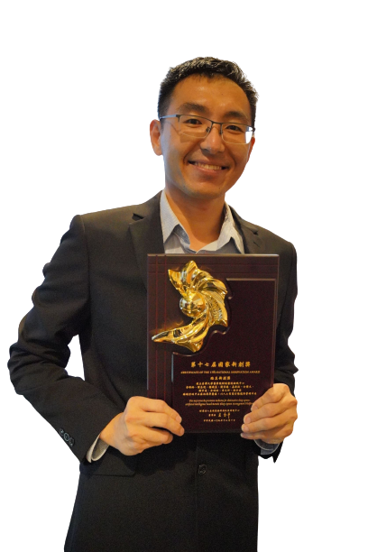Dr. Yu-Ting Liu holding an innovation award